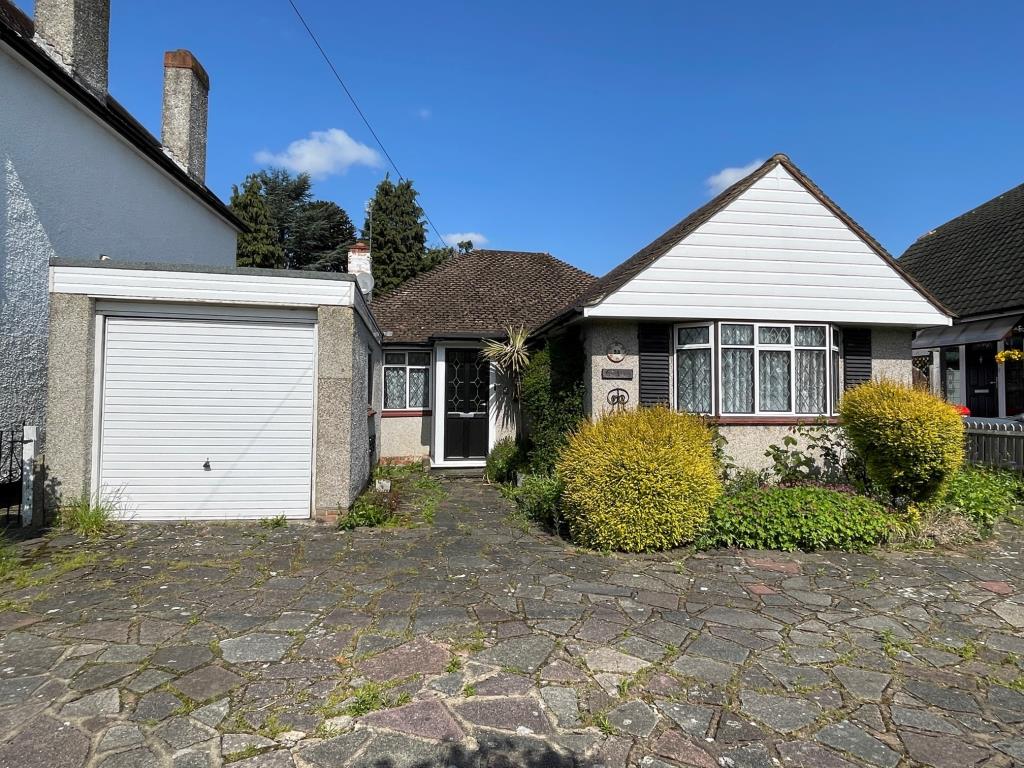 Lot: 30 - DETACHED BUNGALOW FOR IMPROVEMENT AND REPAIR - Front view of 98 Tubbenden Lane driveway and garage